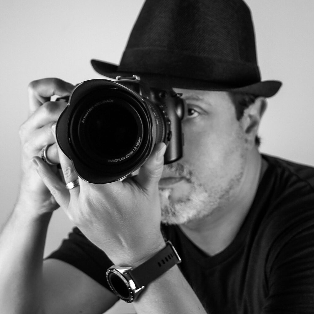 photo of YOSSI SOCACIO photographer